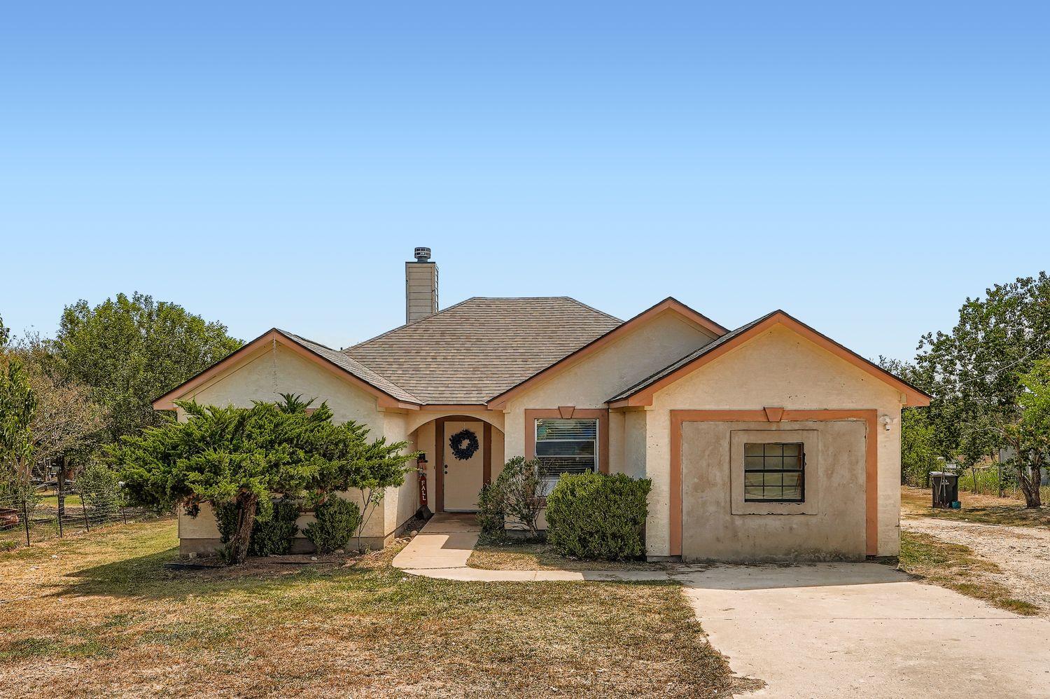 135 Petirrojo Ct, Del Valle, TX 78617