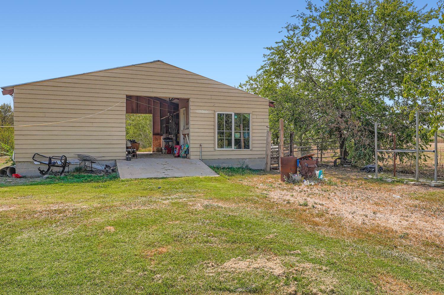 135 Petirrojo Ct, Del Valle, TX 78617