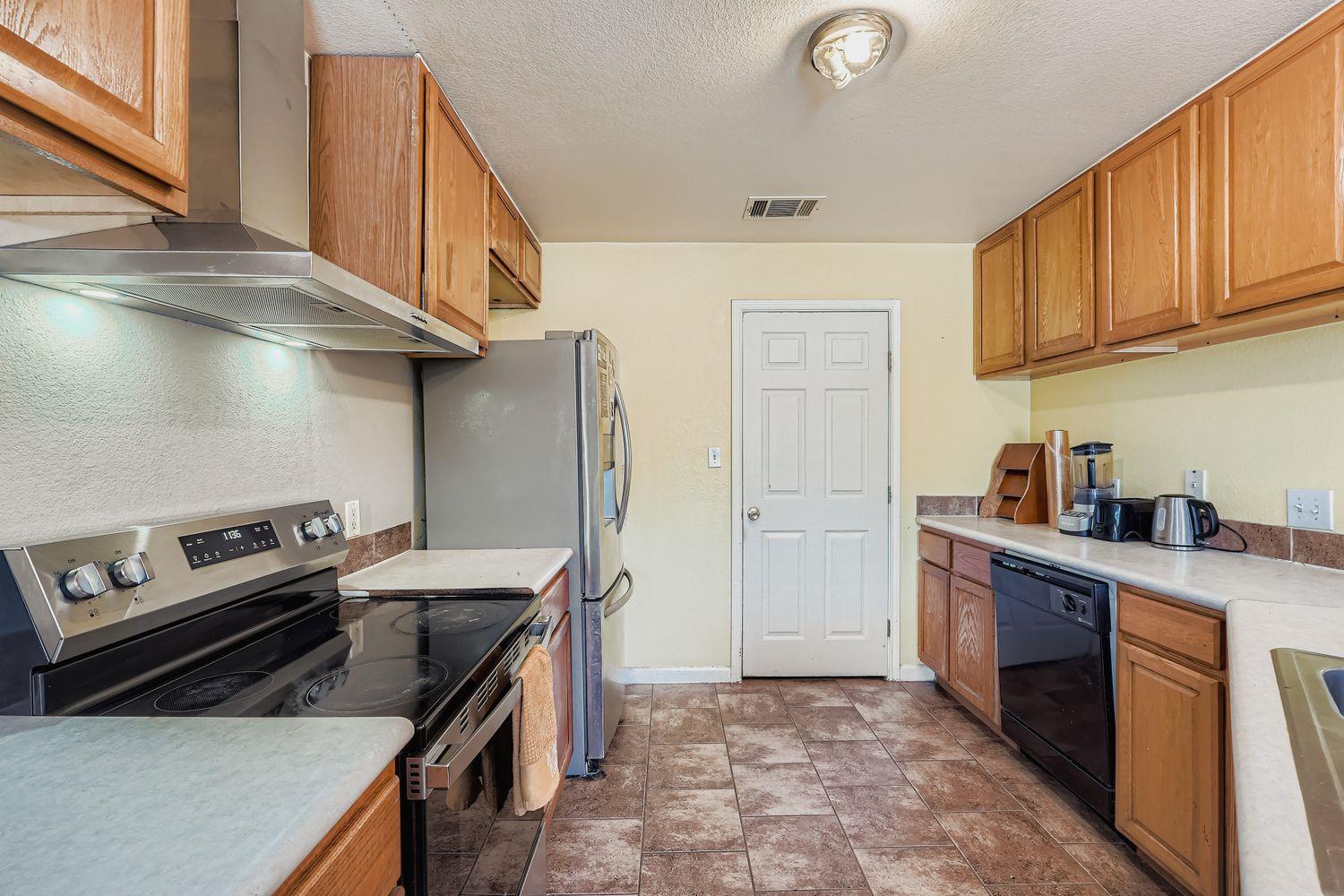 135 Petirrojo Ct, Del Valle, TX 78617