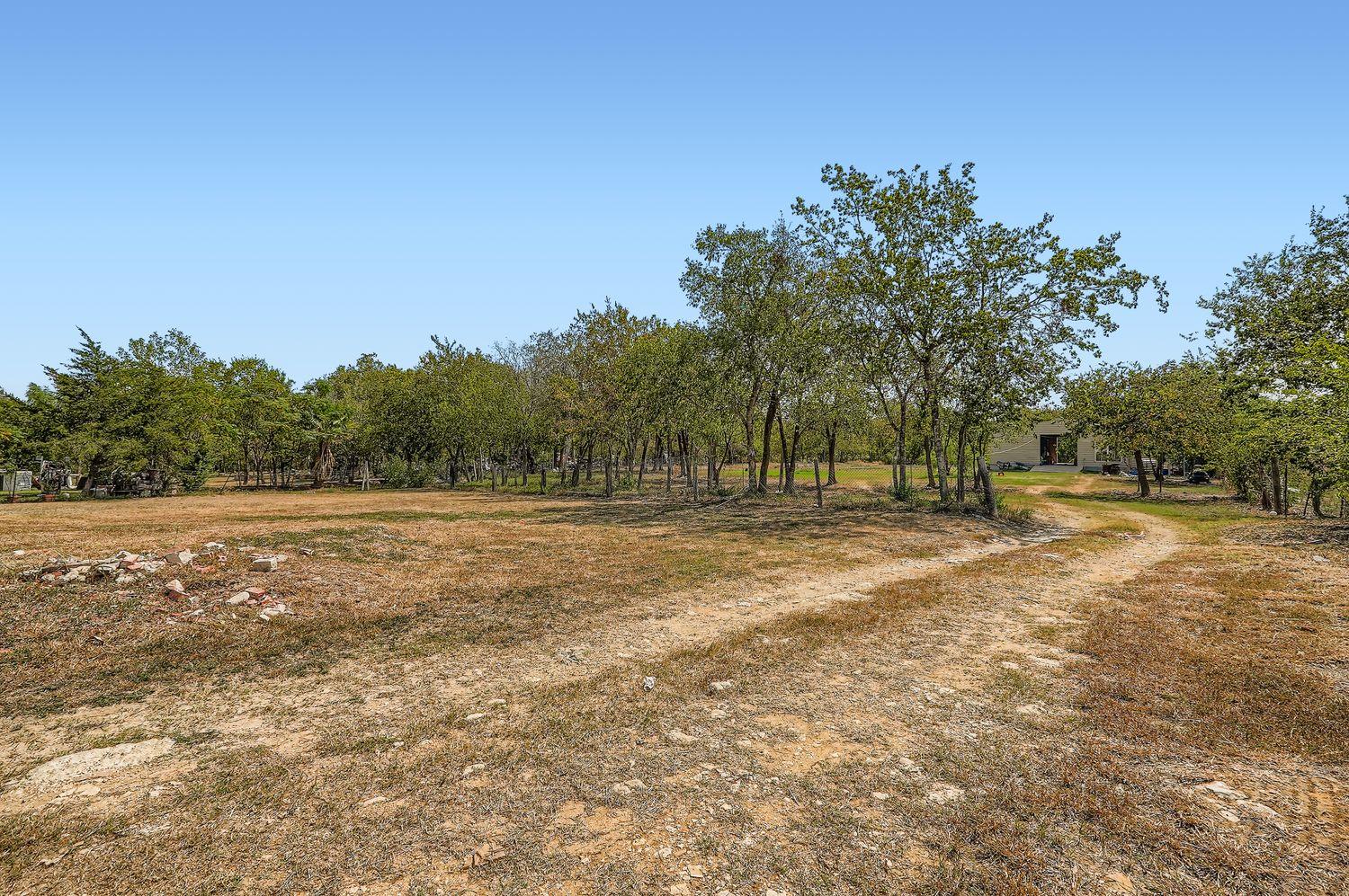 135 Petirrojo Ct, Del Valle, TX 78617