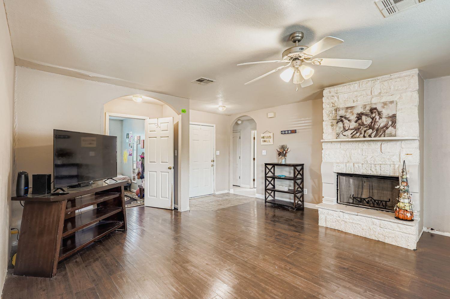 135 Petirrojo Ct, Del Valle, TX 78617