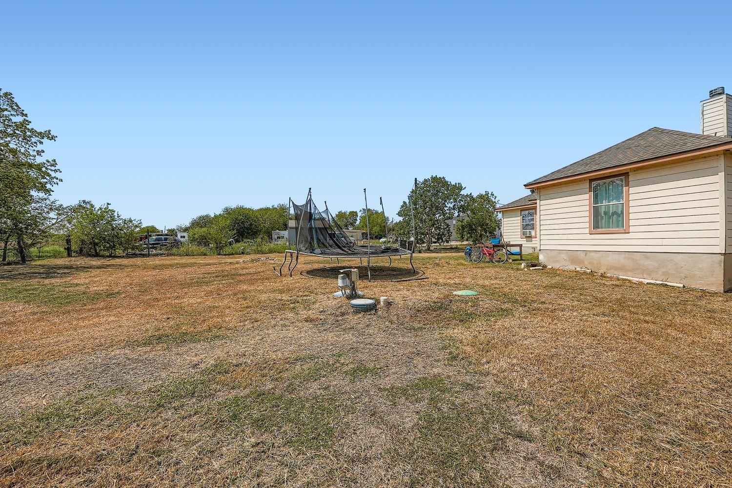 135 Petirrojo Ct, Del Valle, TX 78617