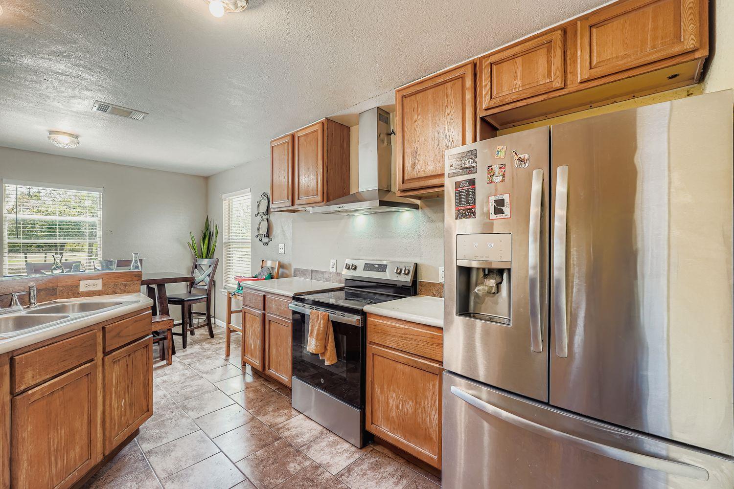 135 Petirrojo Ct, Del Valle, TX 78617