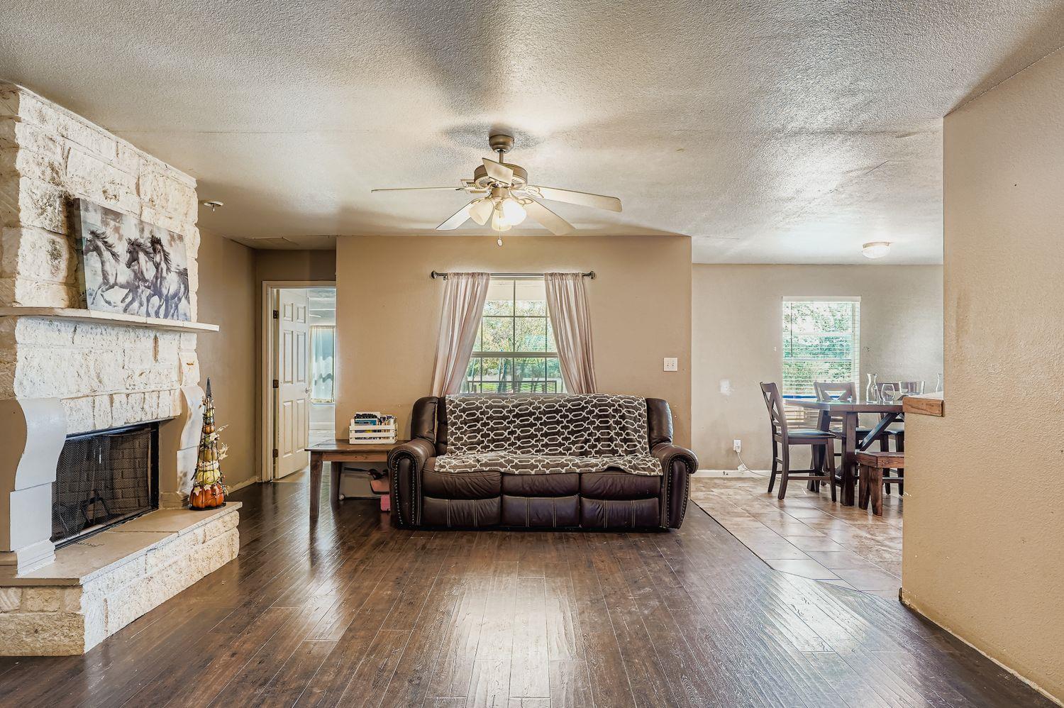 135 Petirrojo Ct, Del Valle, TX 78617