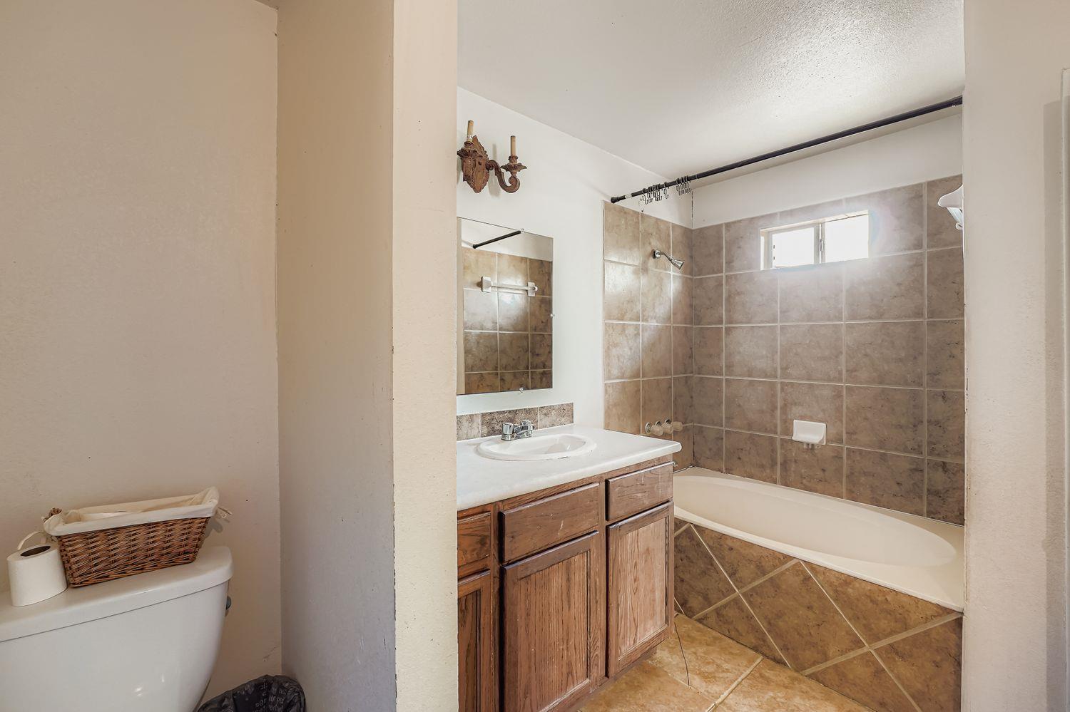 135 Petirrojo Ct, Del Valle, TX 78617