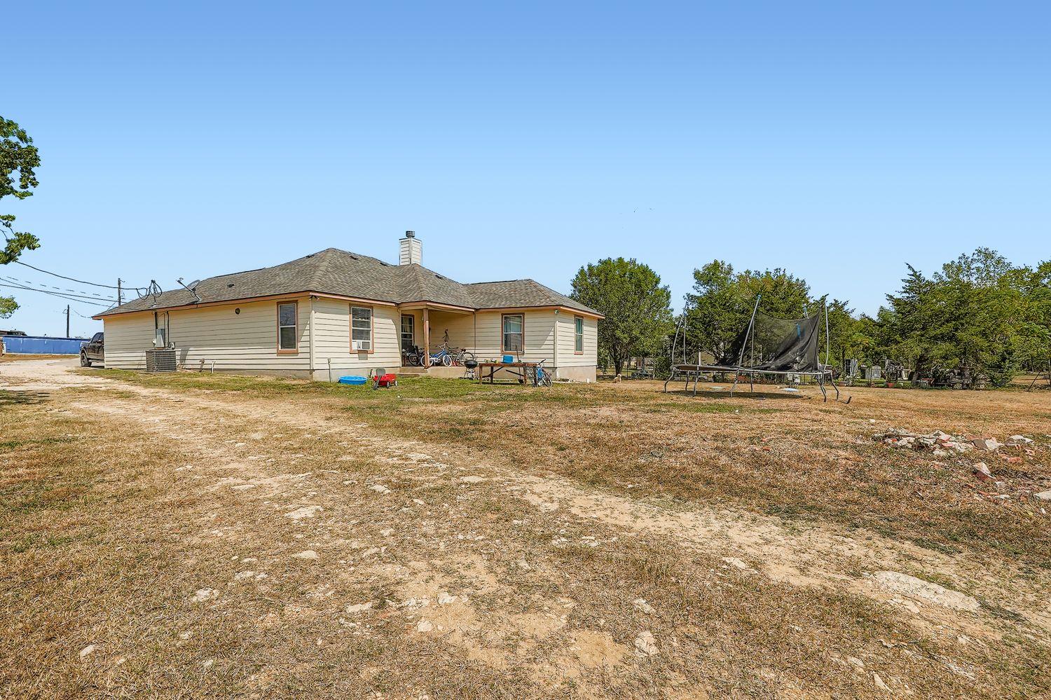 135 Petirrojo Ct, Del Valle, TX 78617
