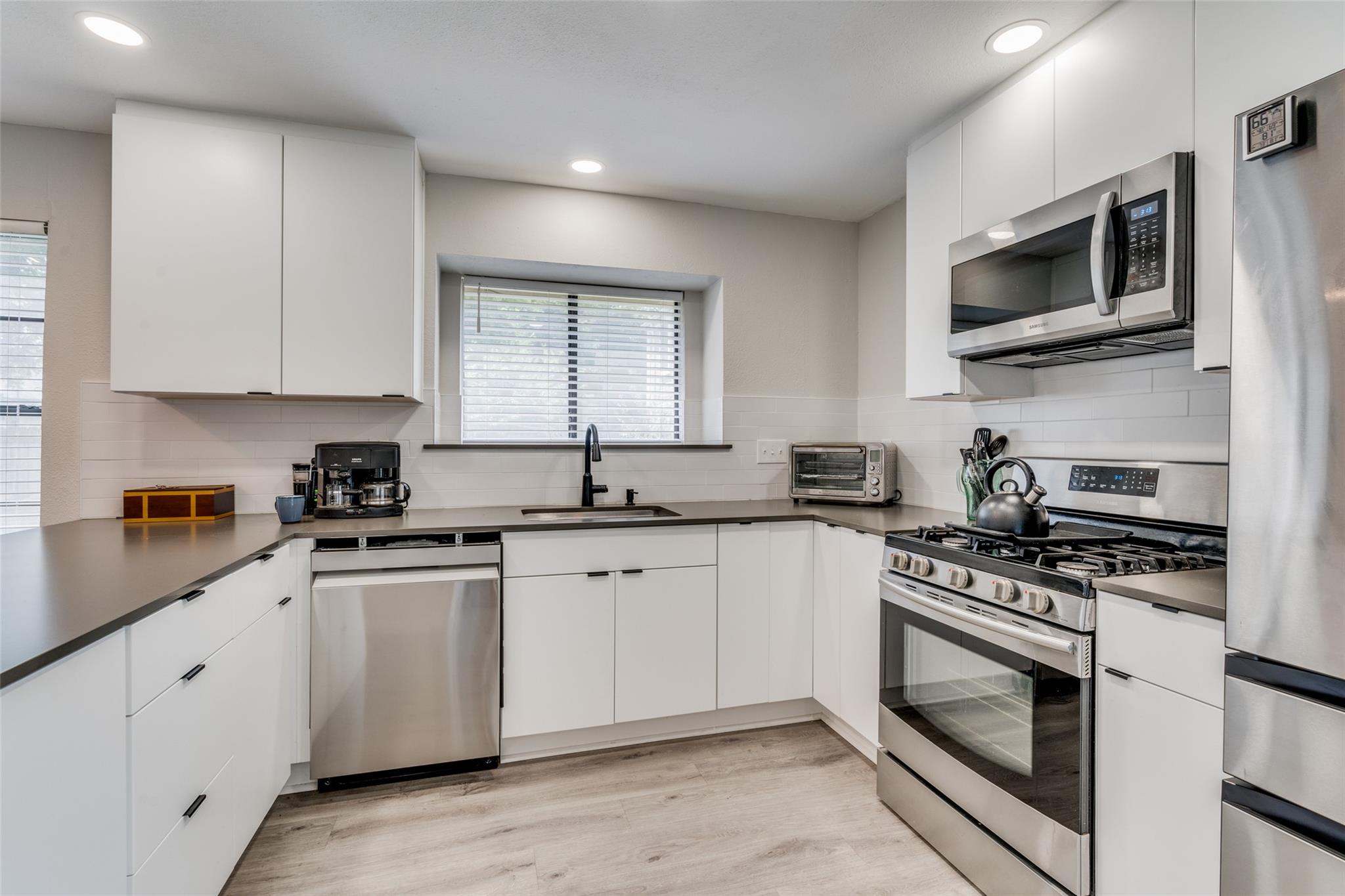 12325 Los Indios Trl # 6, Austin, TX 78729