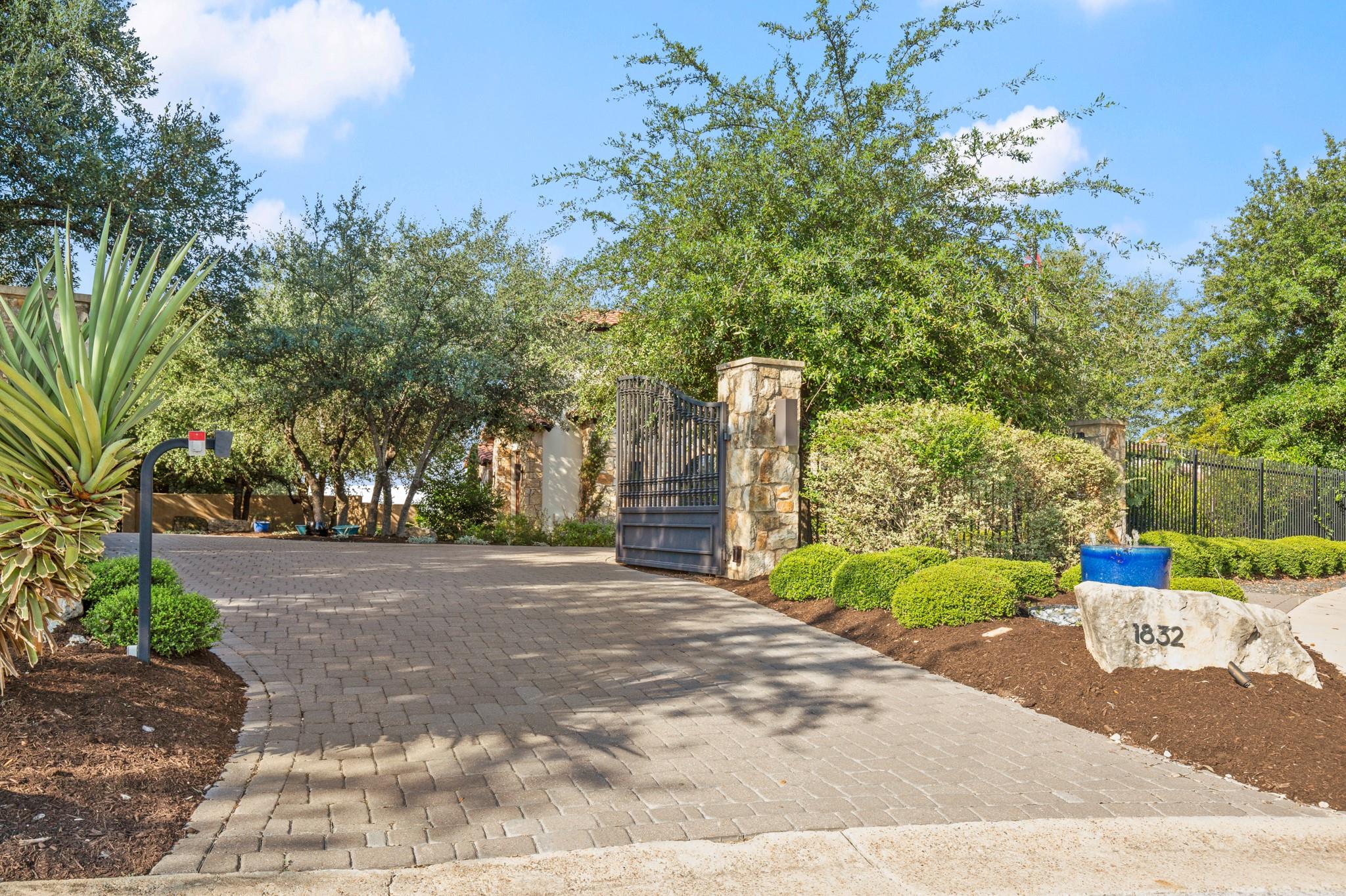 1832 Windy Walk Cv, Spicewood, TX 78669