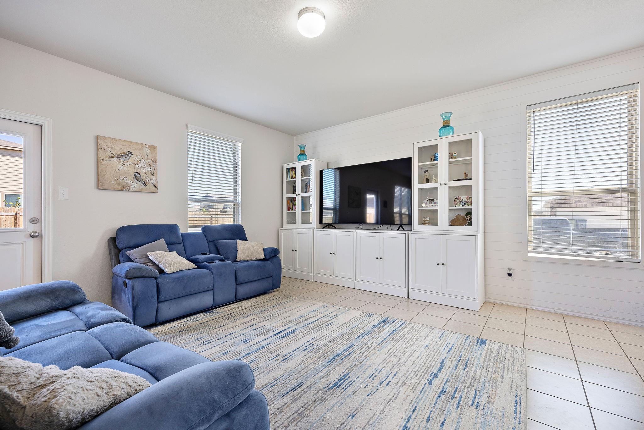 100 Verdin Ln, Jarrell, TX 76537