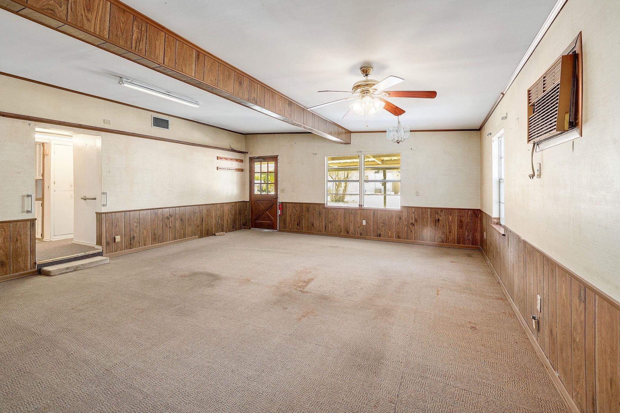 905 Kimbro St, Taylor, TX 76574