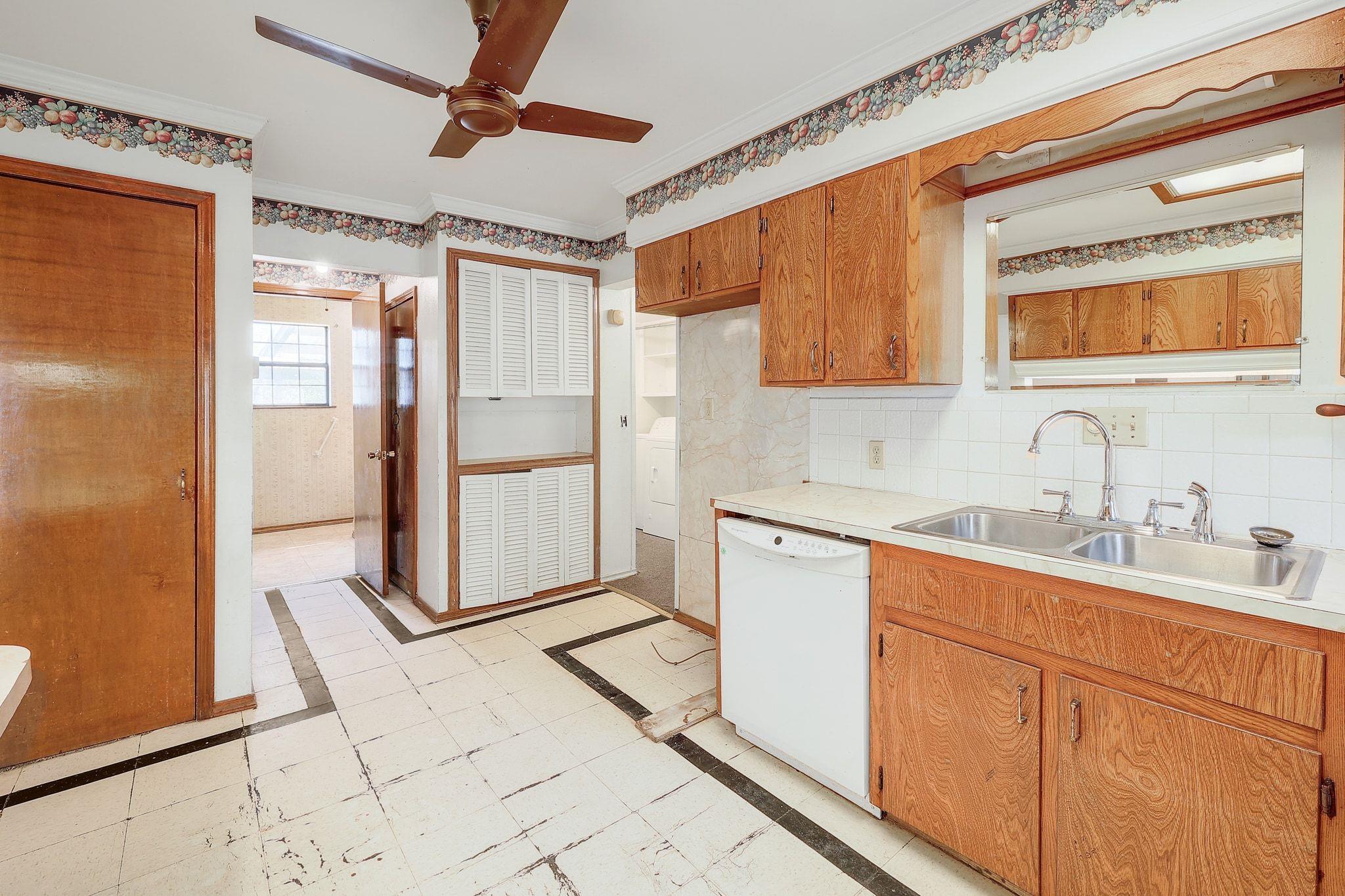 905 Kimbro St, Taylor, TX 76574