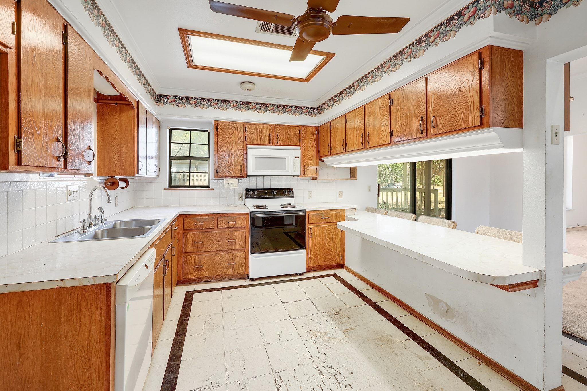 905 Kimbro St, Taylor, TX 76574