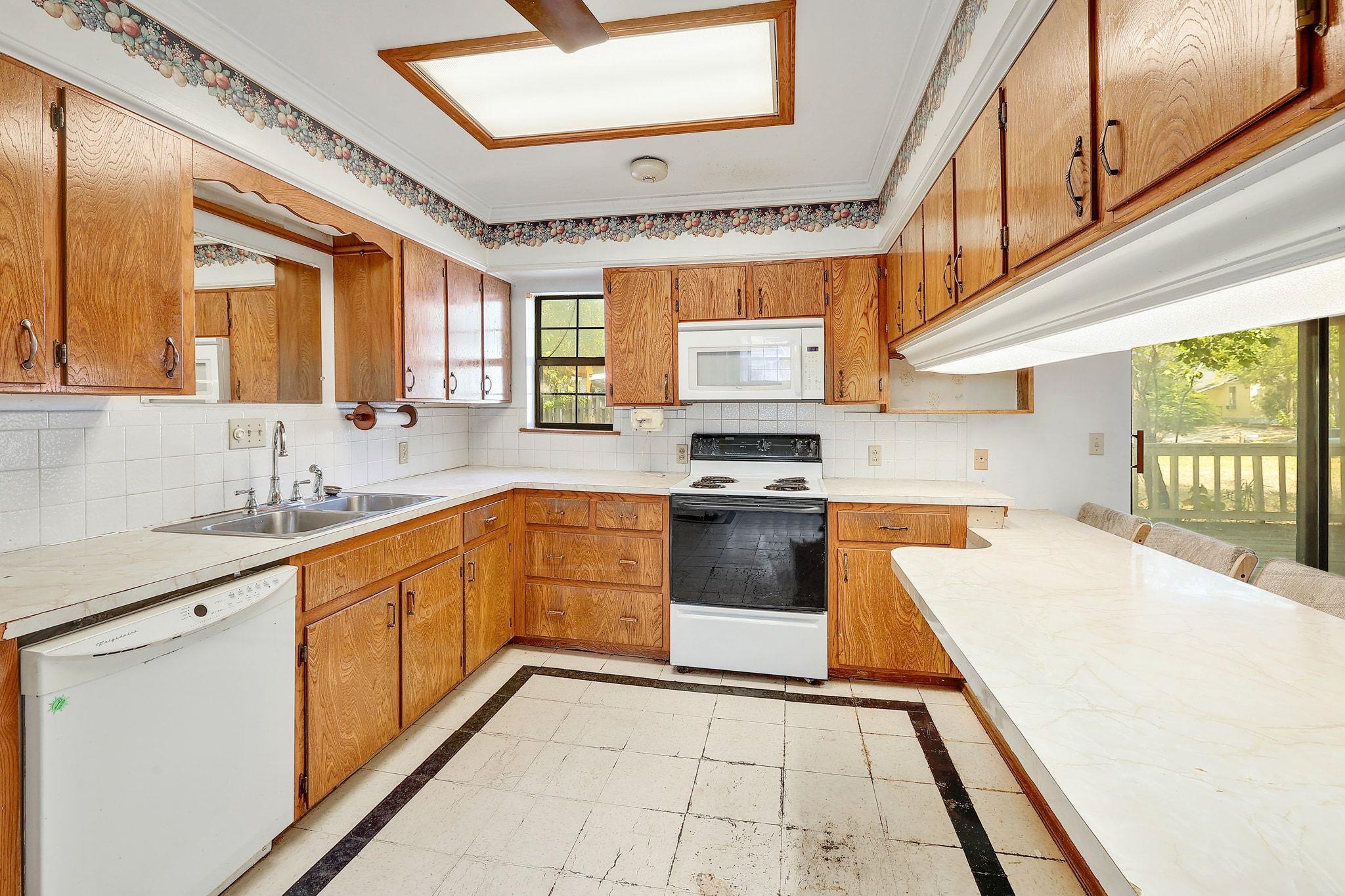 905 Kimbro St, Taylor, TX 76574