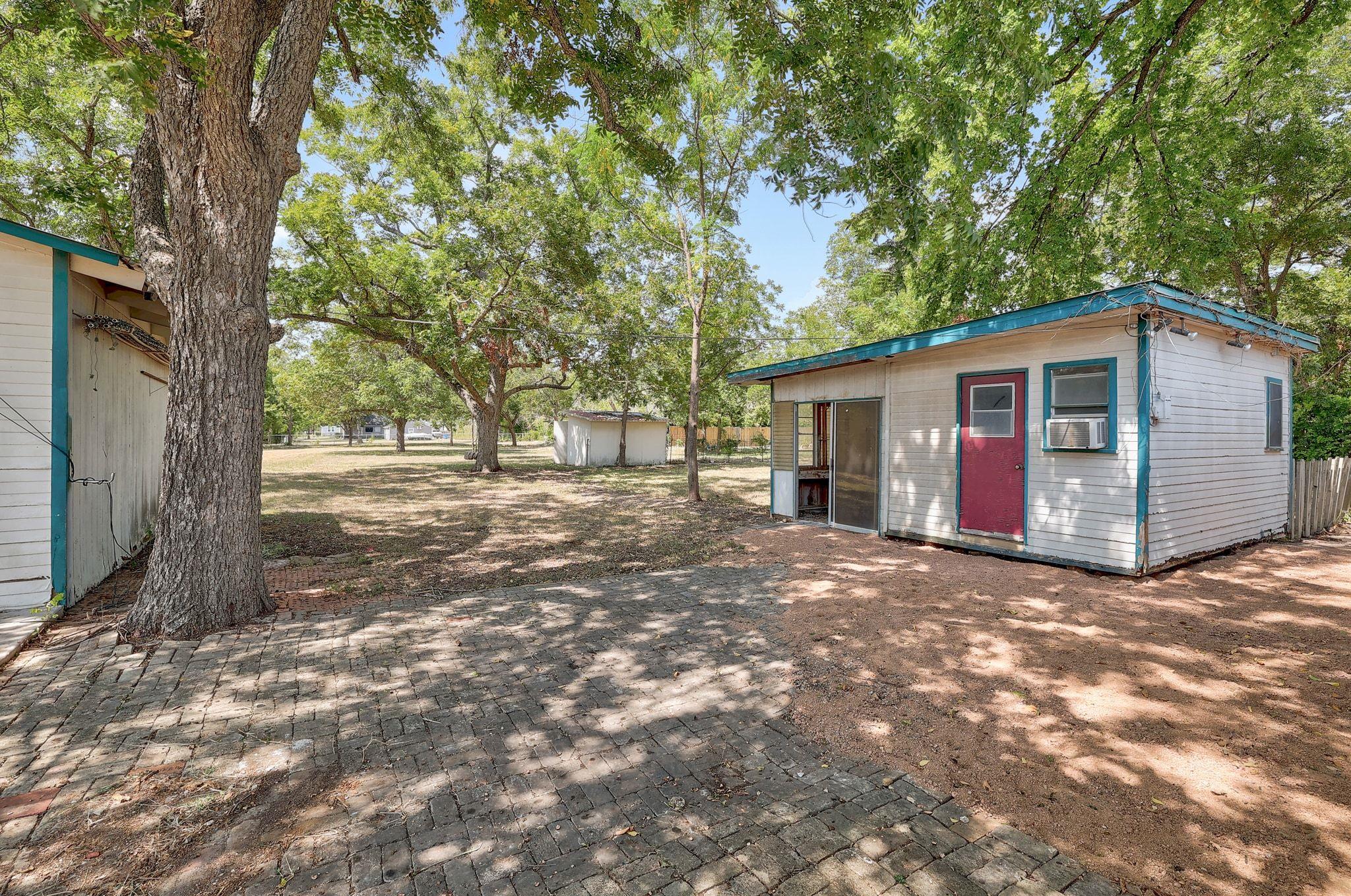 905 Kimbro St, Taylor, TX 76574