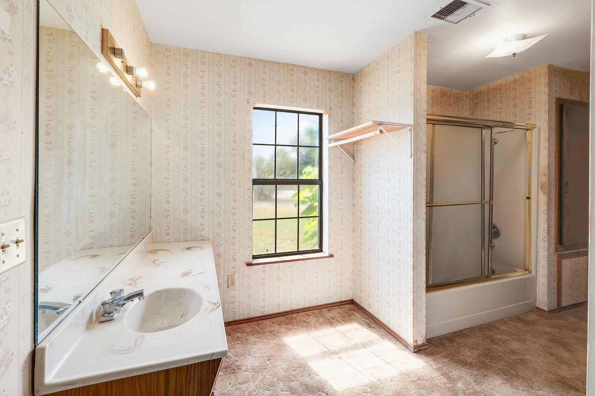 905 Kimbro St, Taylor, TX 76574