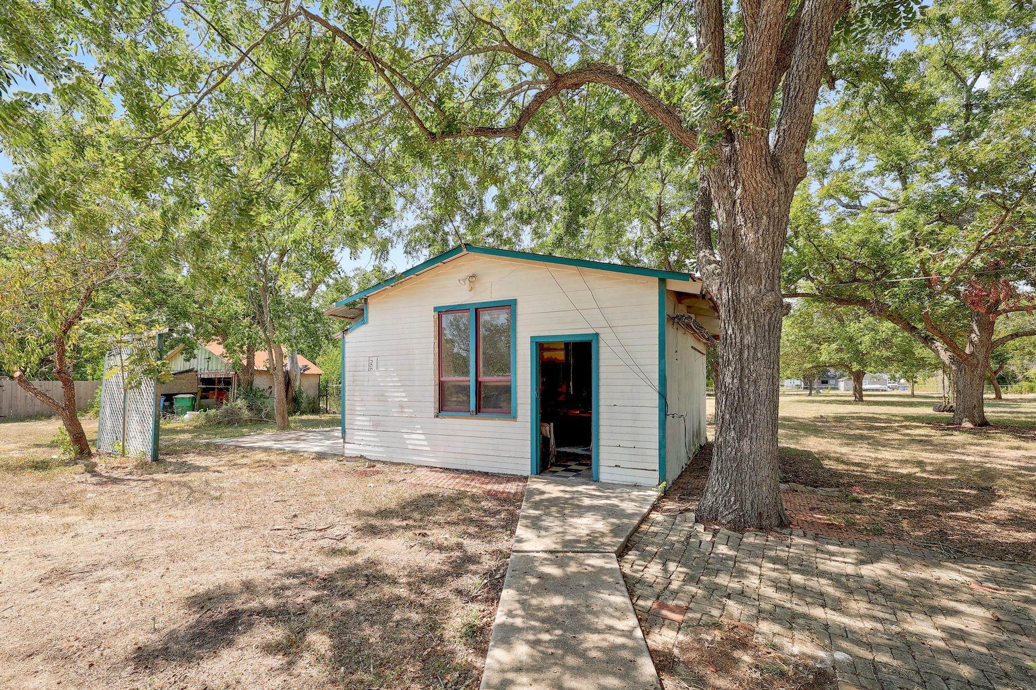 905 Kimbro St, Taylor, TX 76574