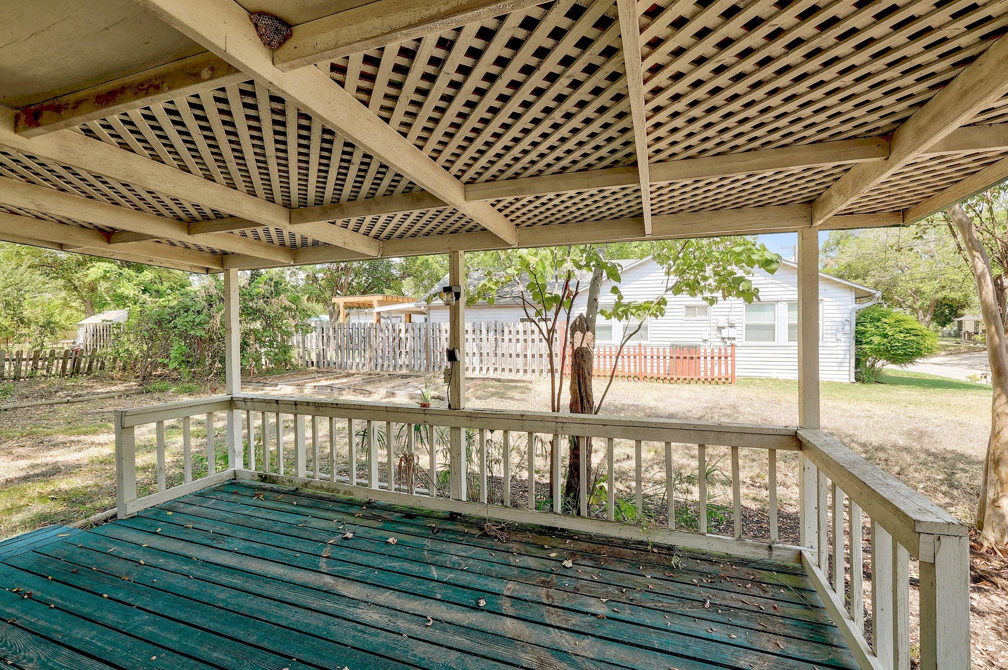 905 Kimbro St, Taylor, TX 76574