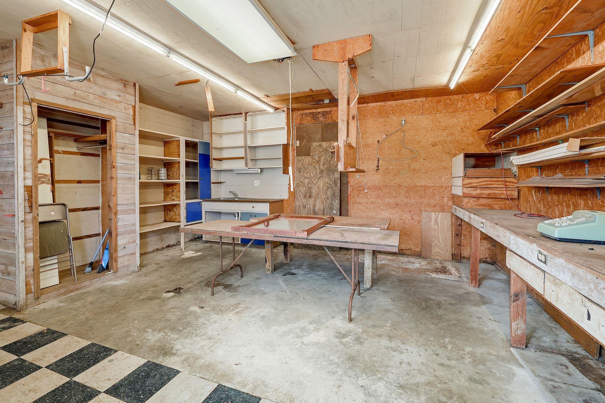 905 Kimbro St, Taylor, TX 76574