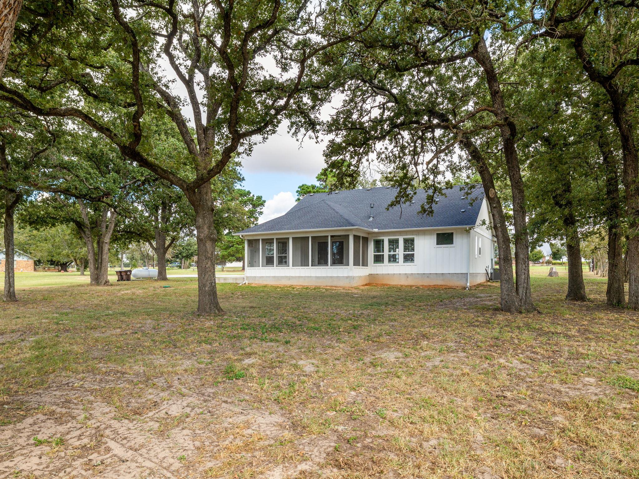 1145 W County Road 415, Lexington, TX 78947