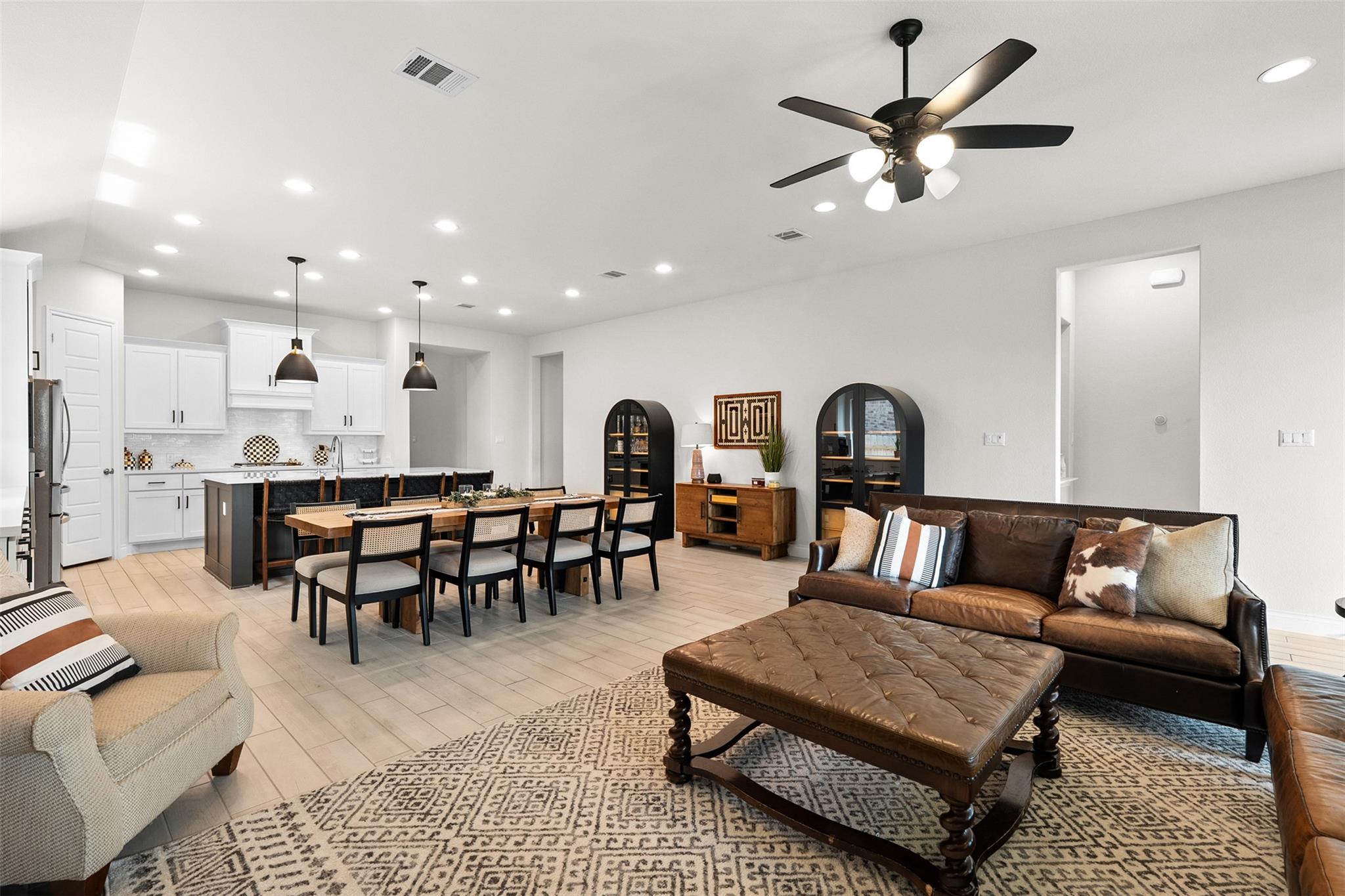 512 Monrovia Ct, Liberty Hill, TX 78642