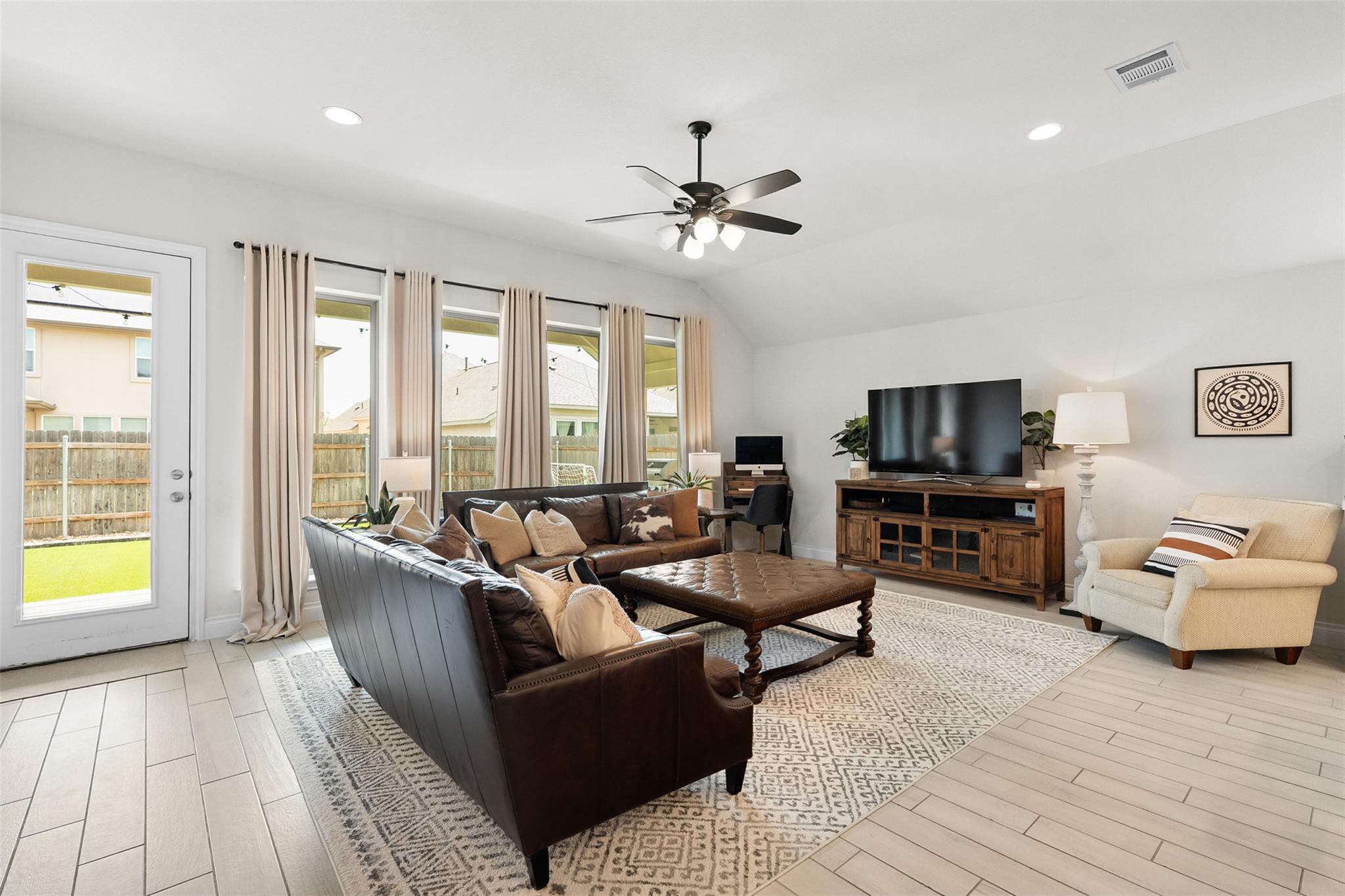 512 Monrovia Ct, Liberty Hill, TX 78642