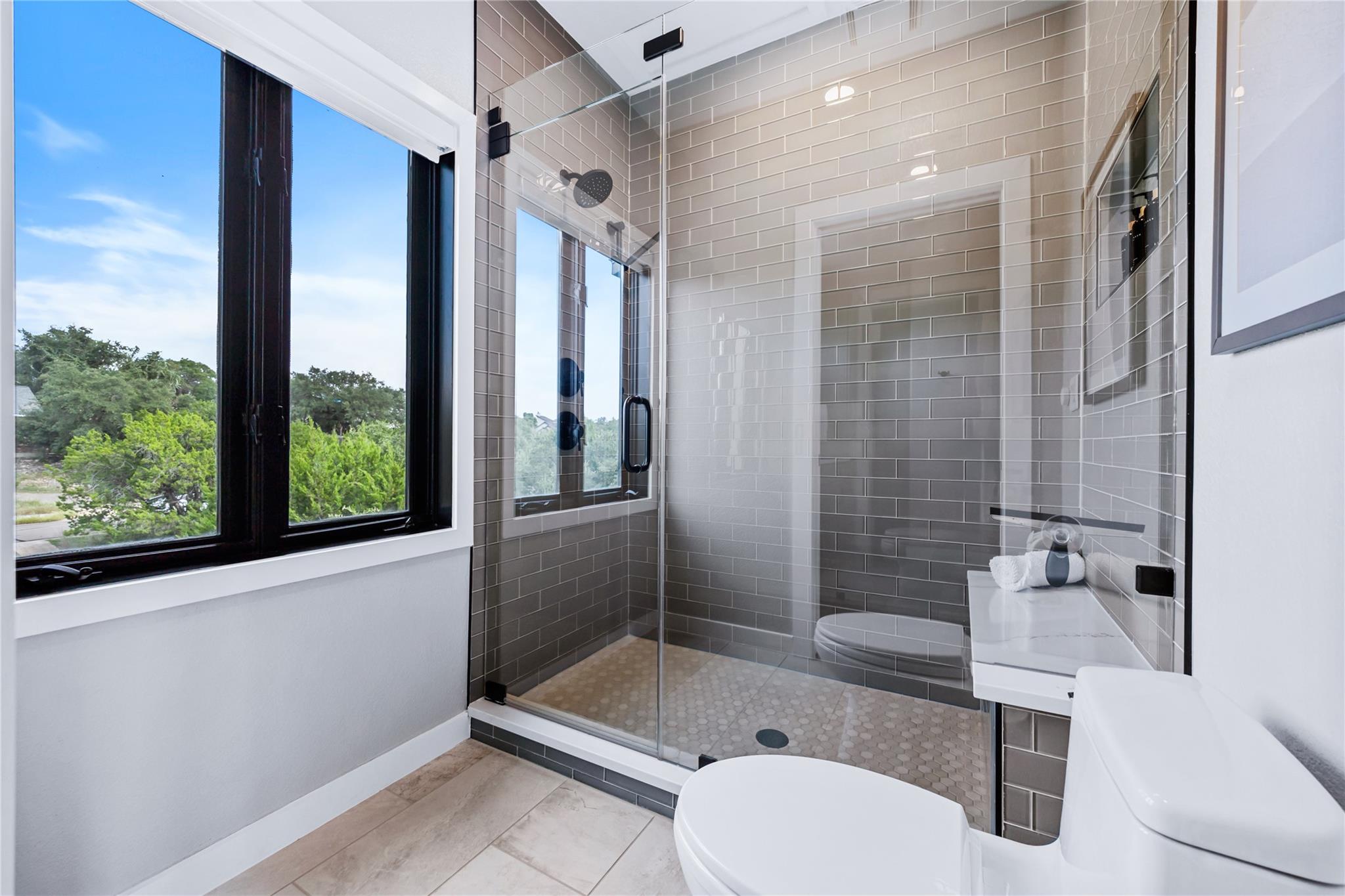 516 Deckhouse Dr, Point Venture, TX 78645