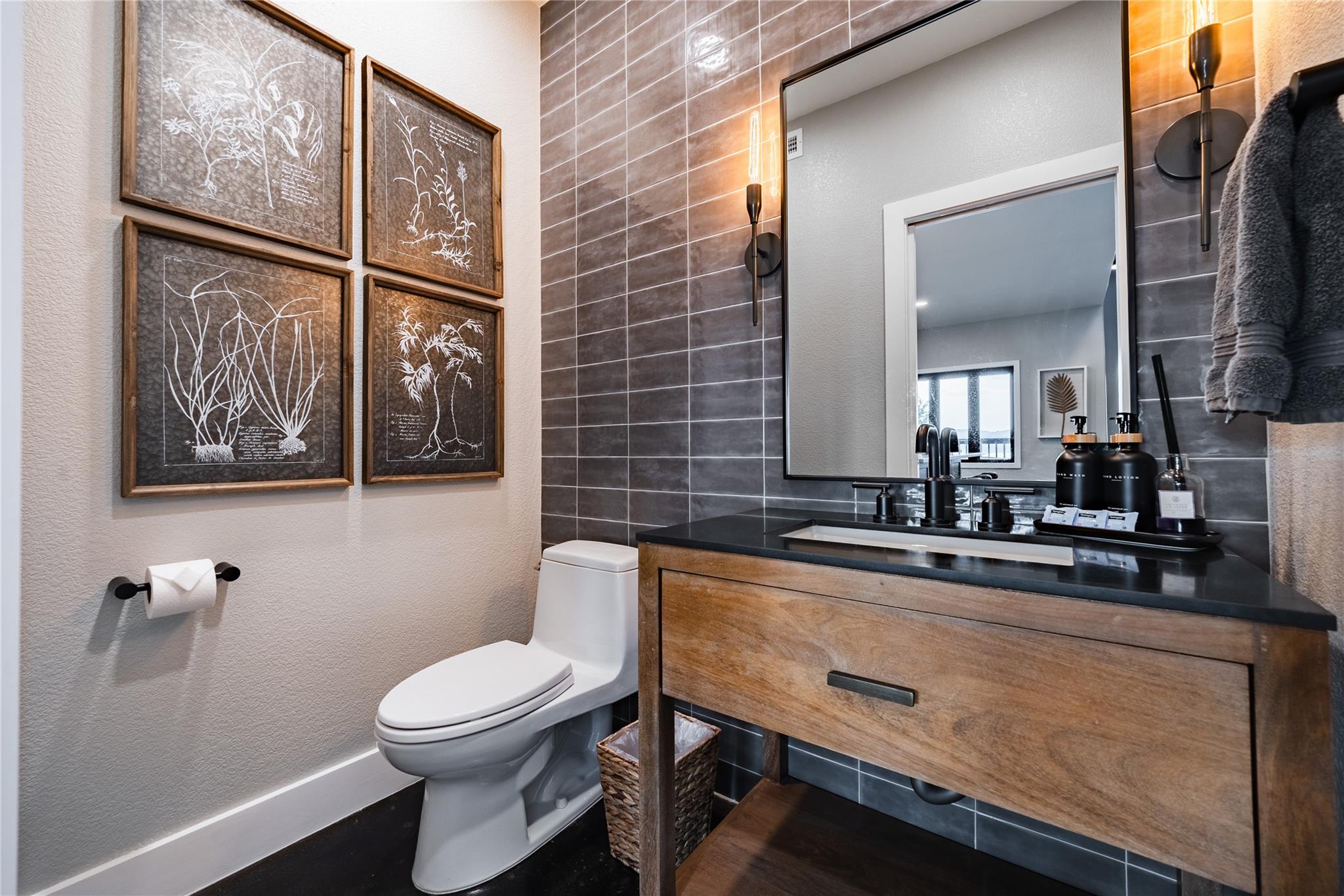 516 Deckhouse Dr, Point Venture, TX 78645