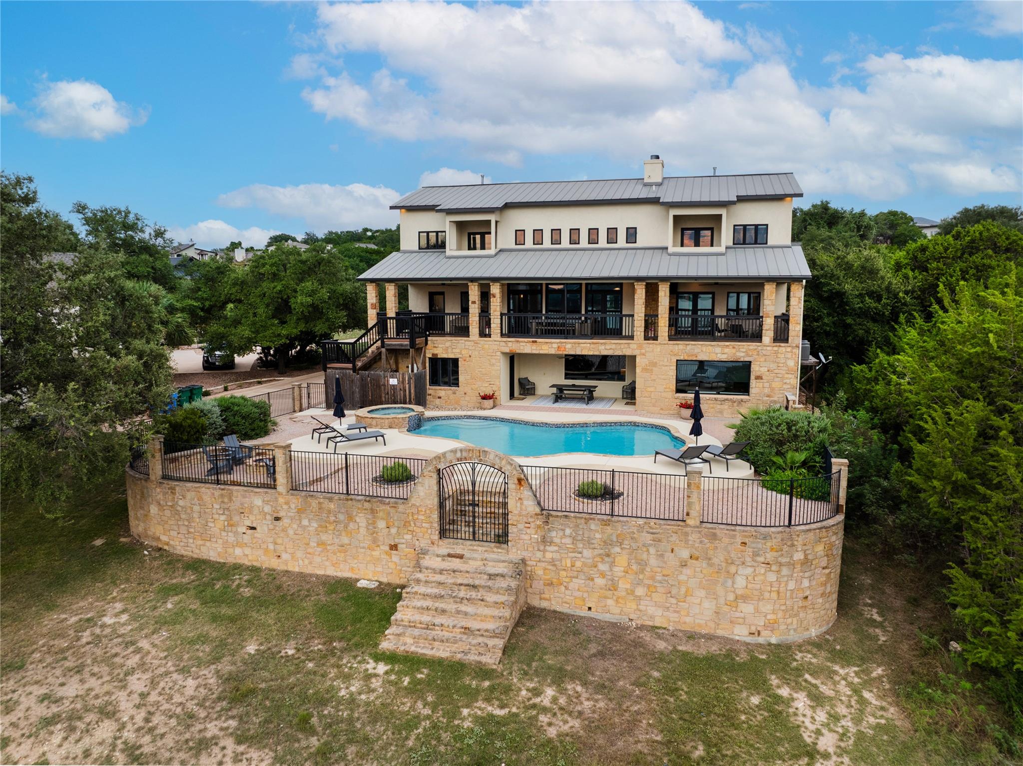 516 Deckhouse Dr, Point Venture, TX 78645