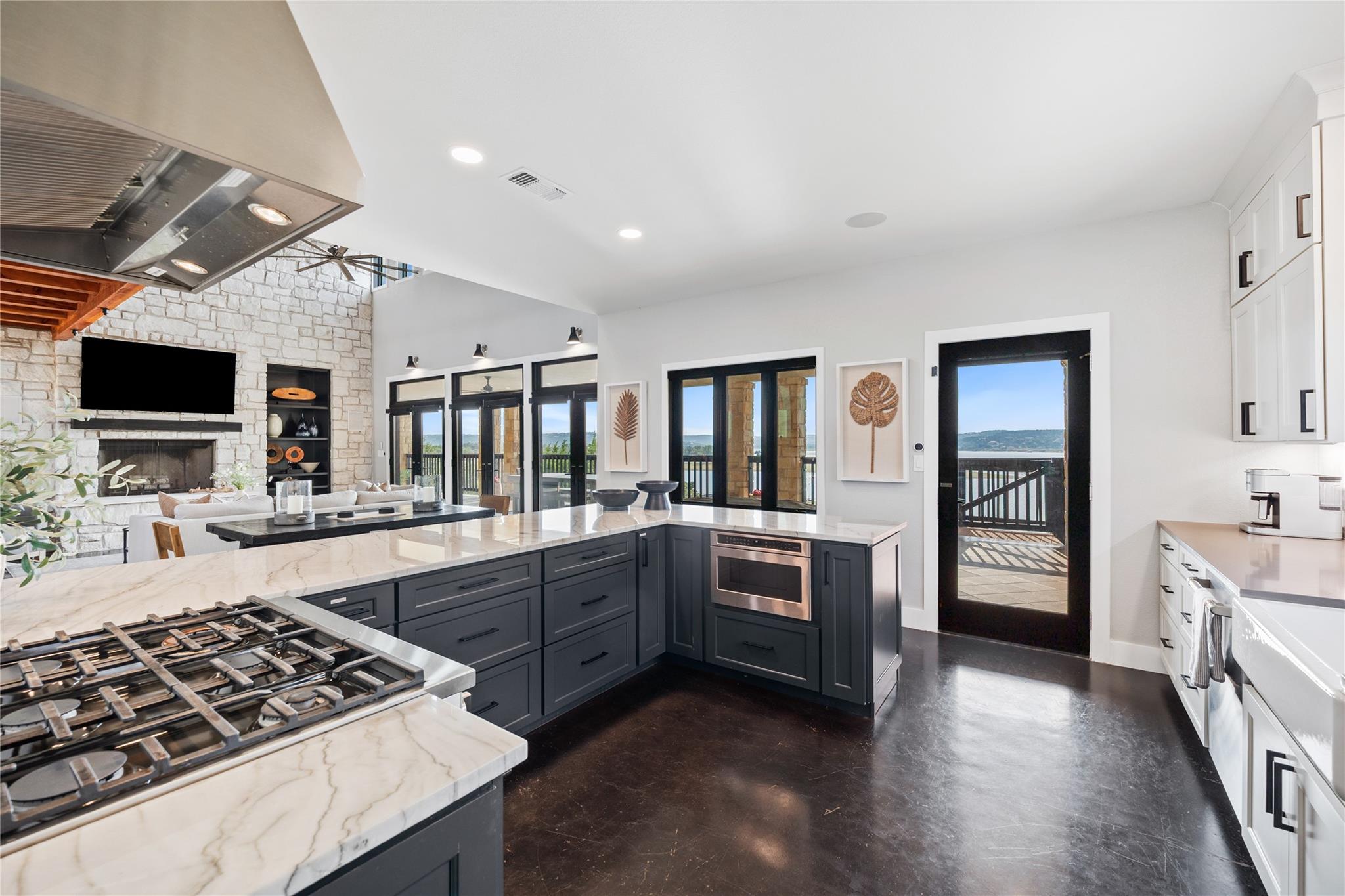 516 Deckhouse Dr, Point Venture, TX 78645