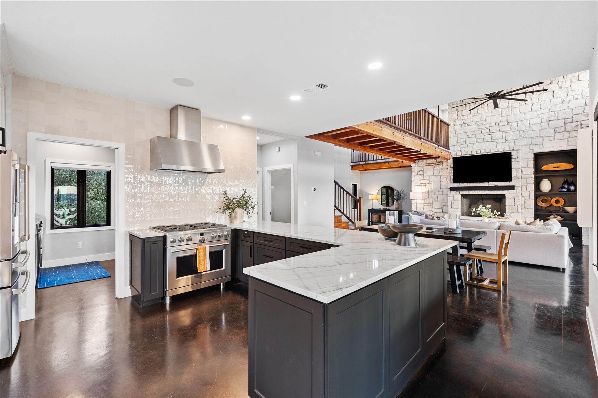 516 Deckhouse Dr, Point Venture, TX 78645