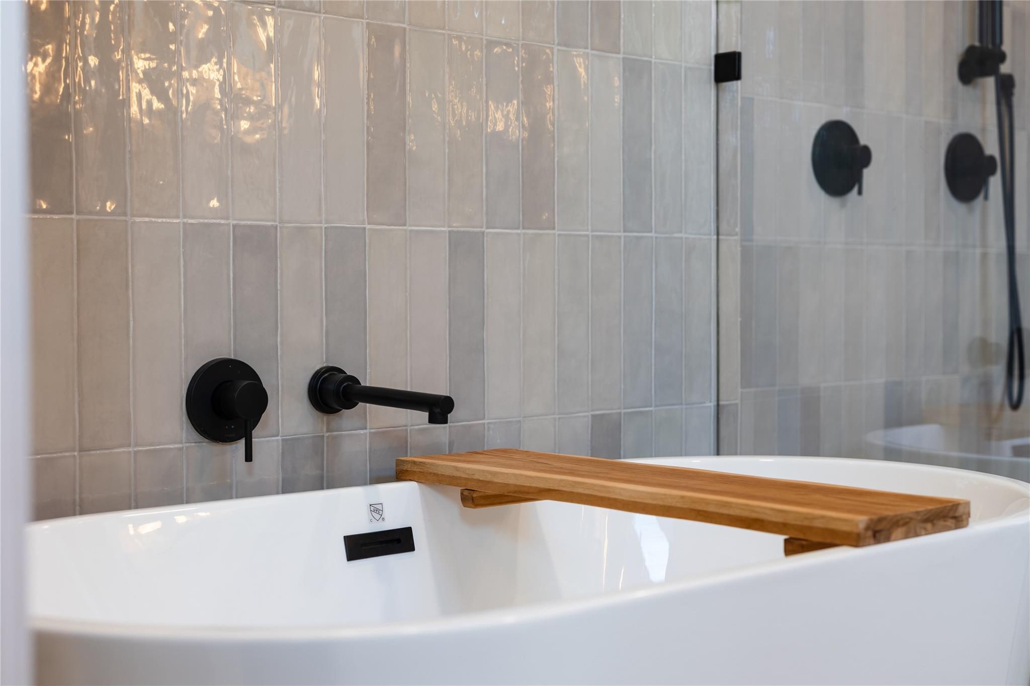 516 Deckhouse Dr, Point Venture, TX 78645