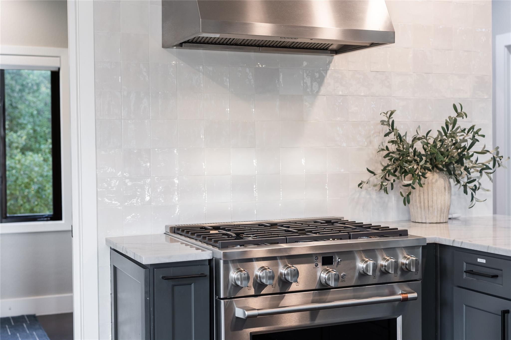 516 Deckhouse Dr, Point Venture, TX 78645