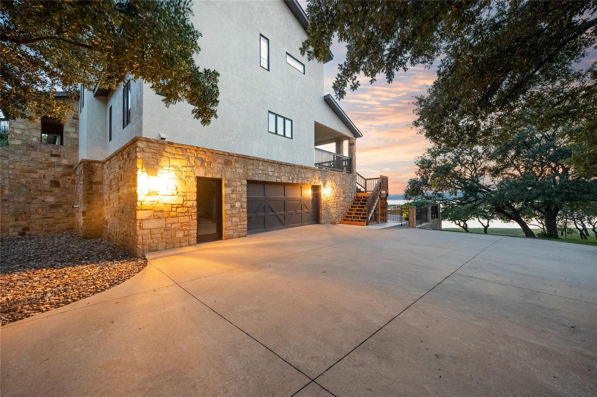 516 Deckhouse Dr, Point Venture, TX 78645