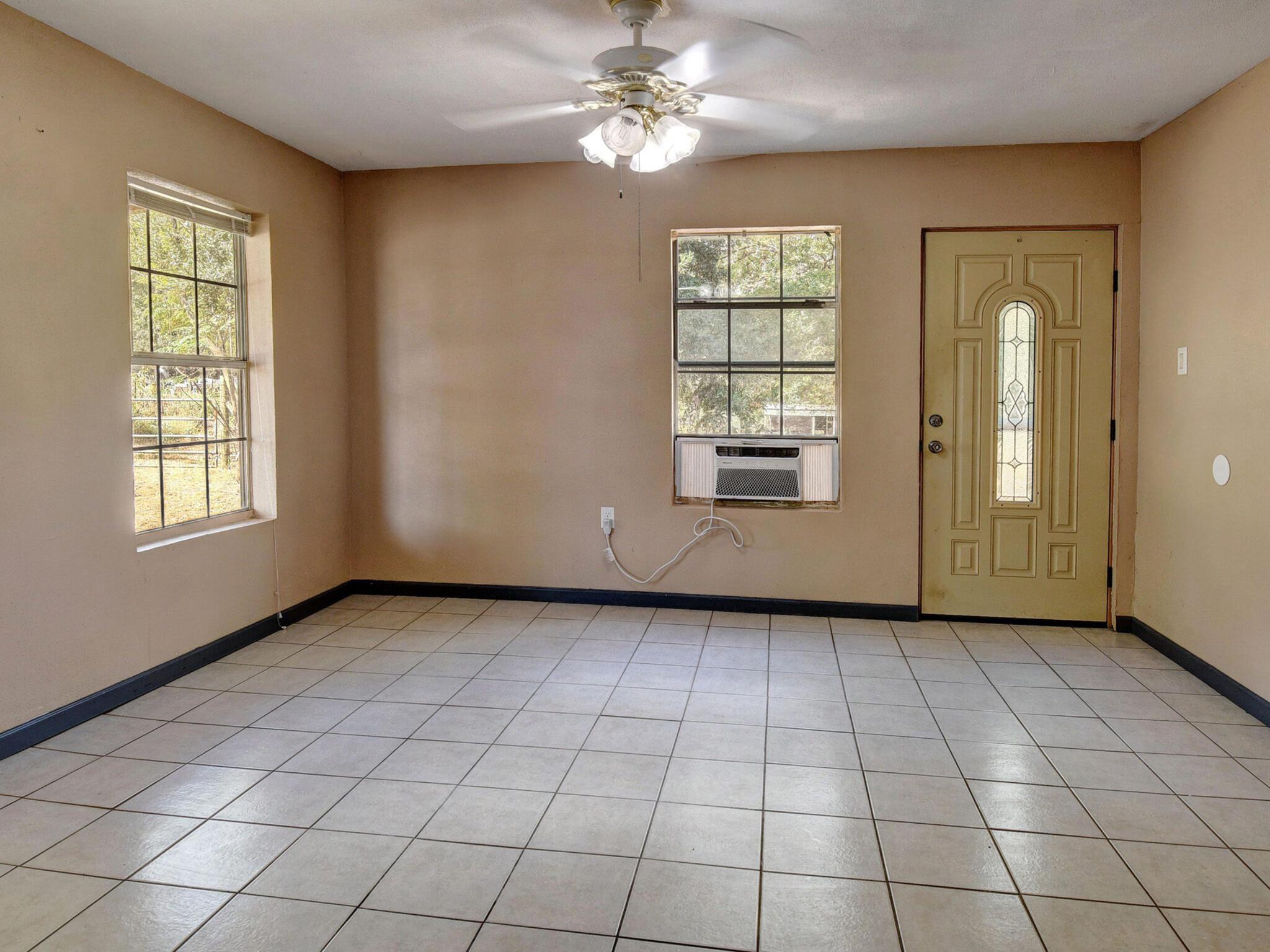 176 Lacy Dr, Elgin, TX 78621