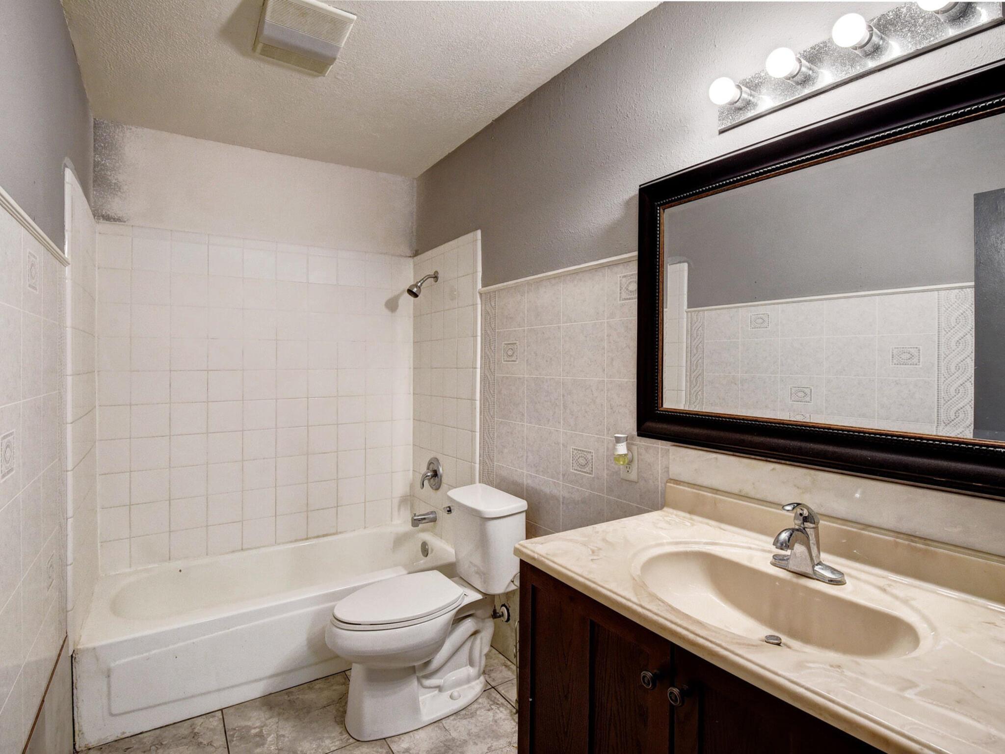 176 Lacy Dr, Elgin, TX 78621