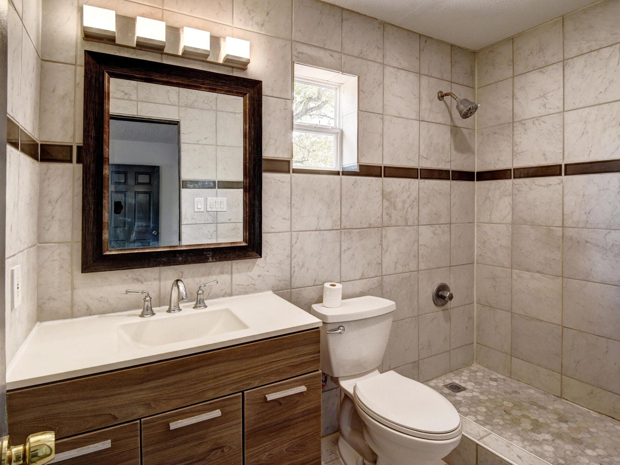 176 Lacy Dr, Elgin, TX 78621