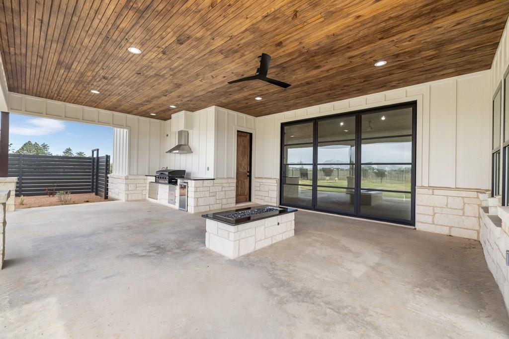 306 Interlaken St, Fredericksburg, TX 78624