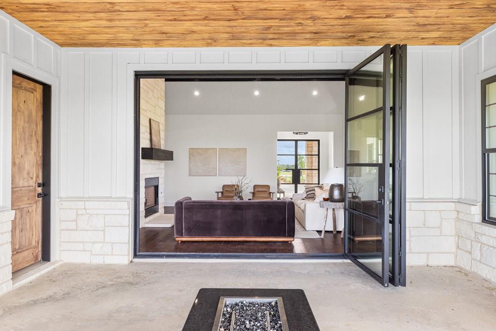 306 Interlaken St, Fredericksburg, TX 78624