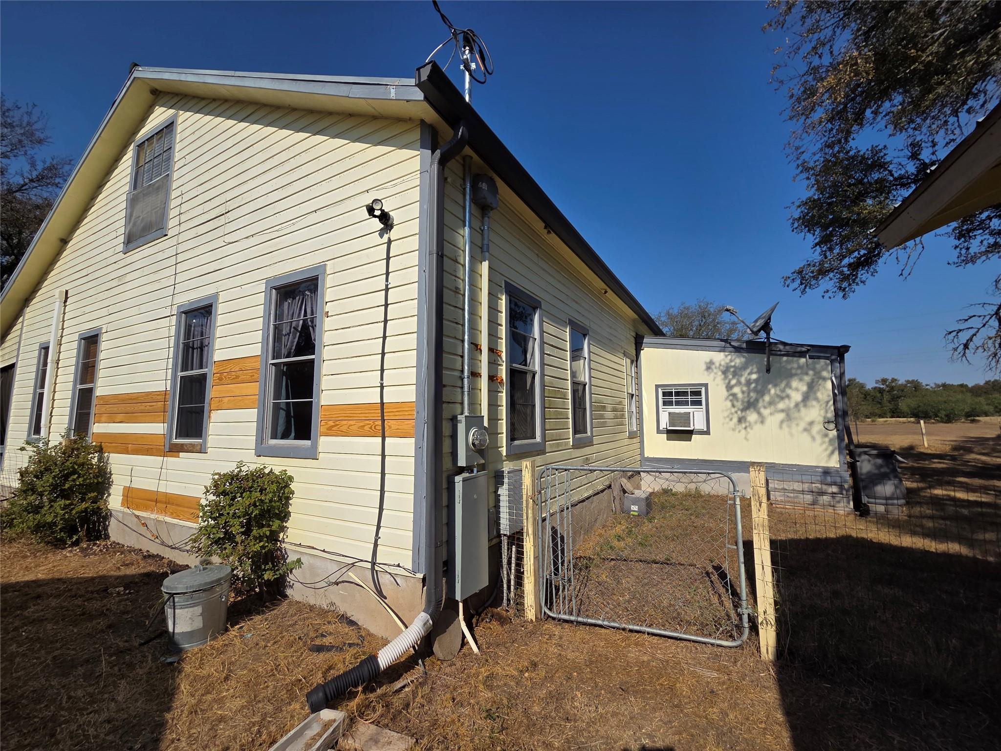 150 Beaver Rd, Elgin, TX 78621