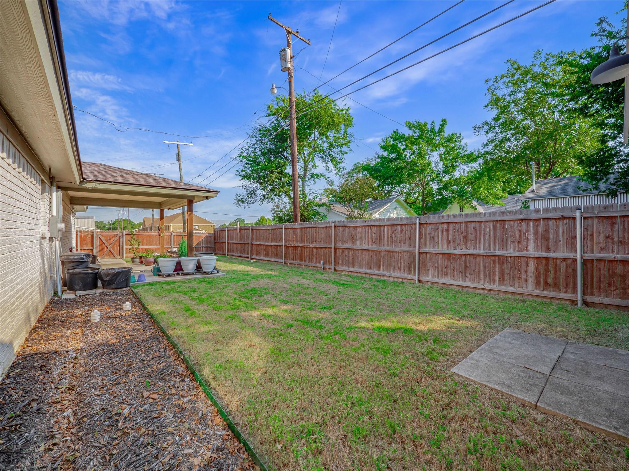 614 W 3rd St, McGregor, TX 76657
