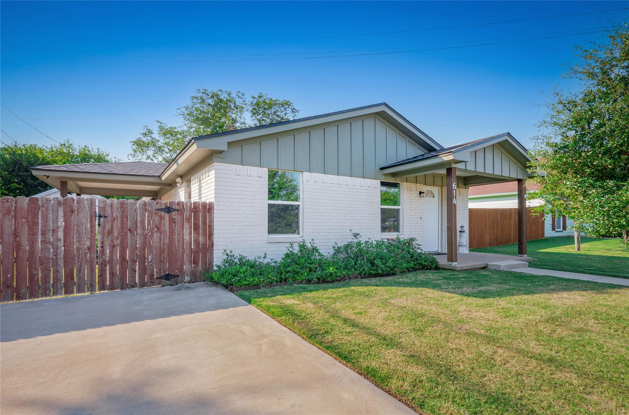 614 W 3rd St, McGregor, TX 76657
