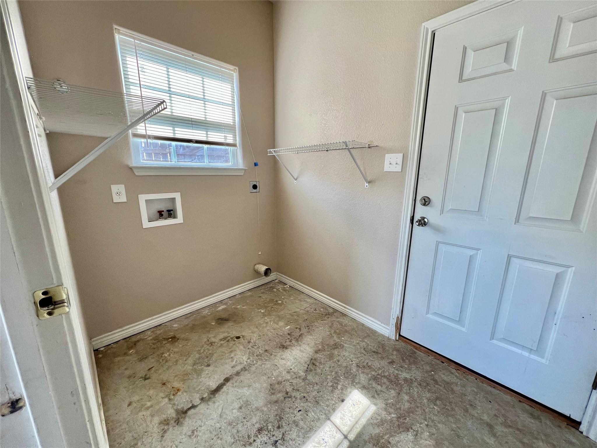 1295 Harper Trl, Lockhart, TX 78644