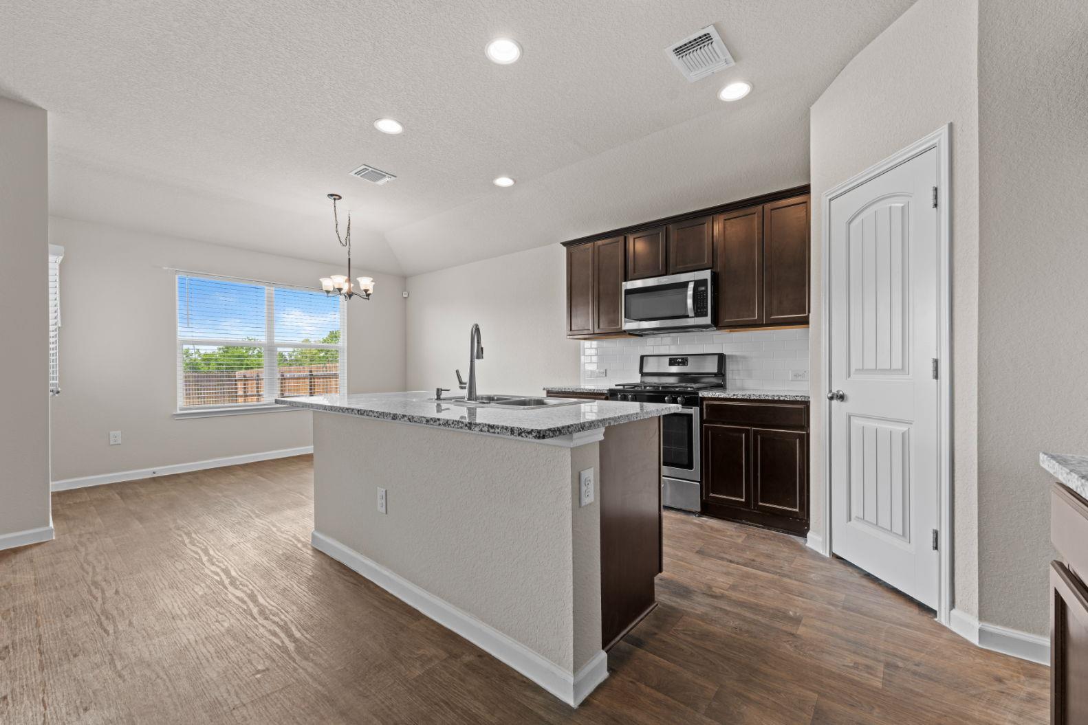 109 Rochester Ln, Hutto, TX 78634