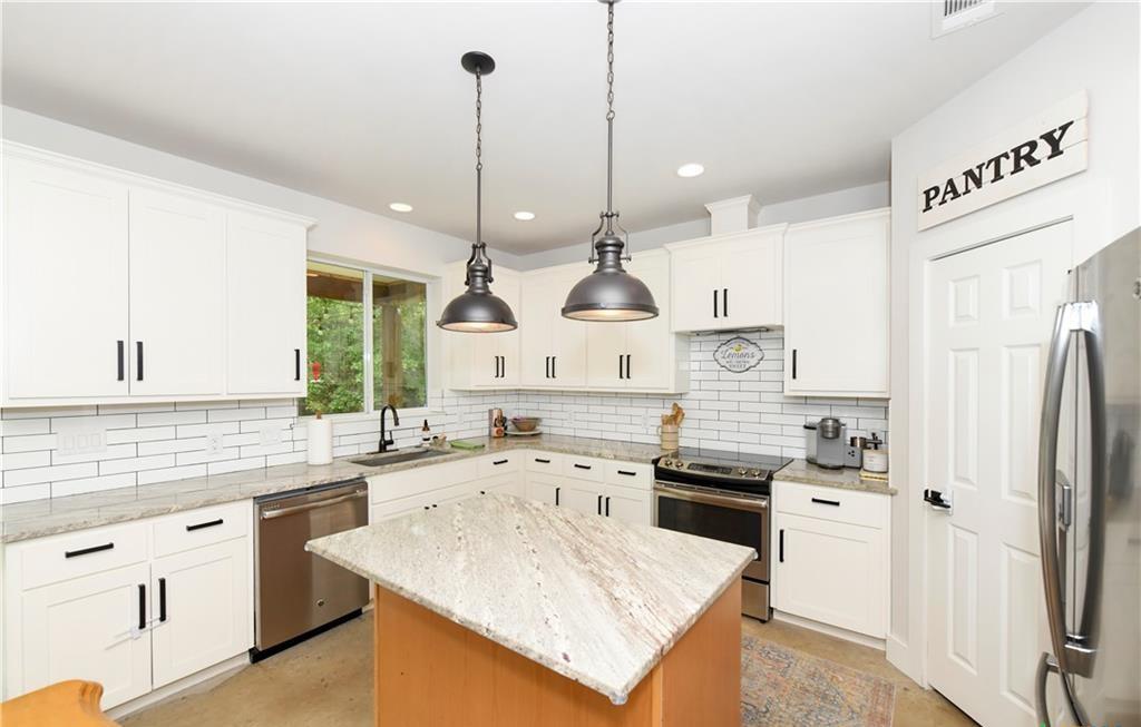 405 Woodlands Dr, Bastrop, TX 78602