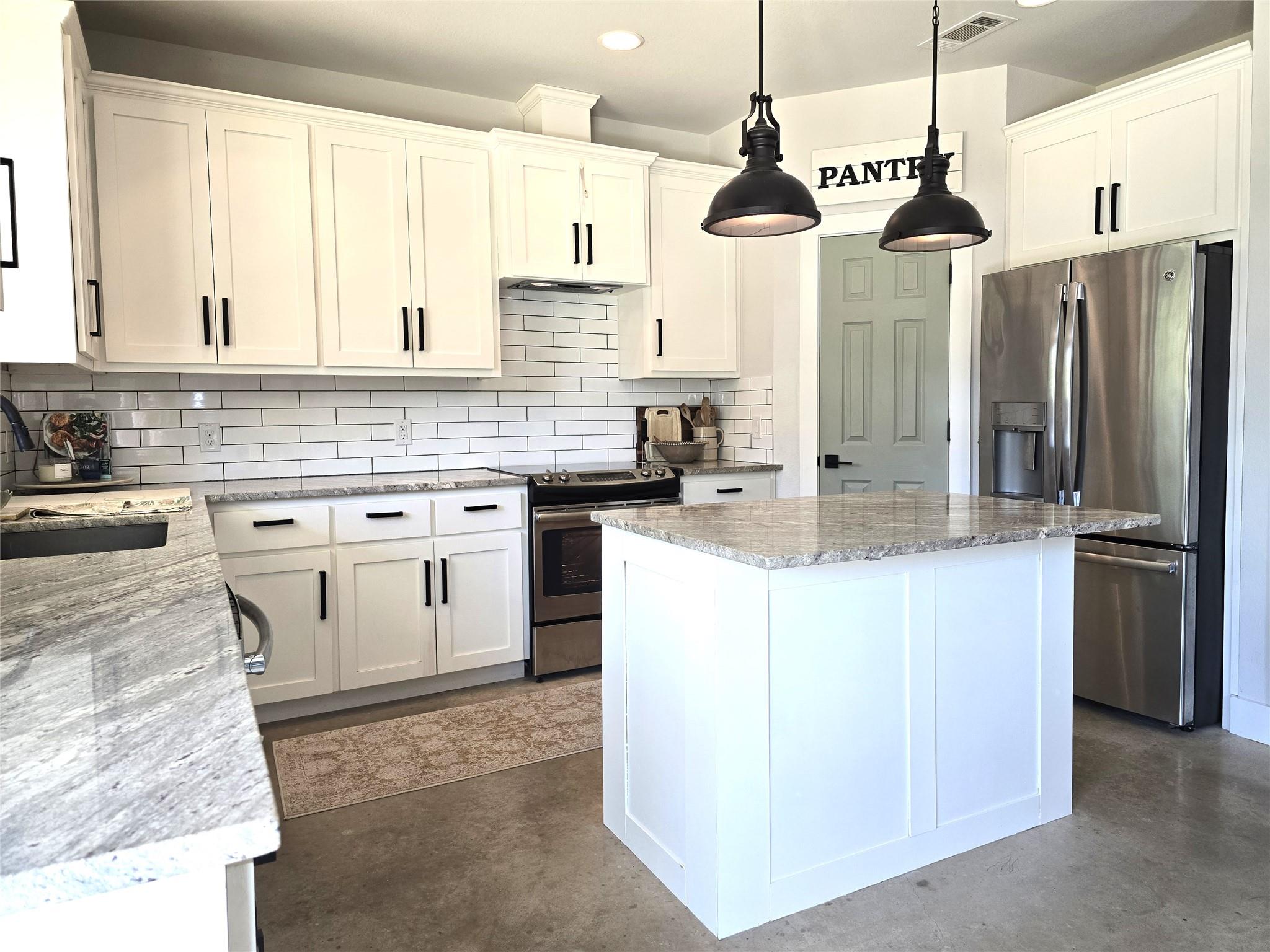 405 Woodlands Dr, Bastrop, TX 78602