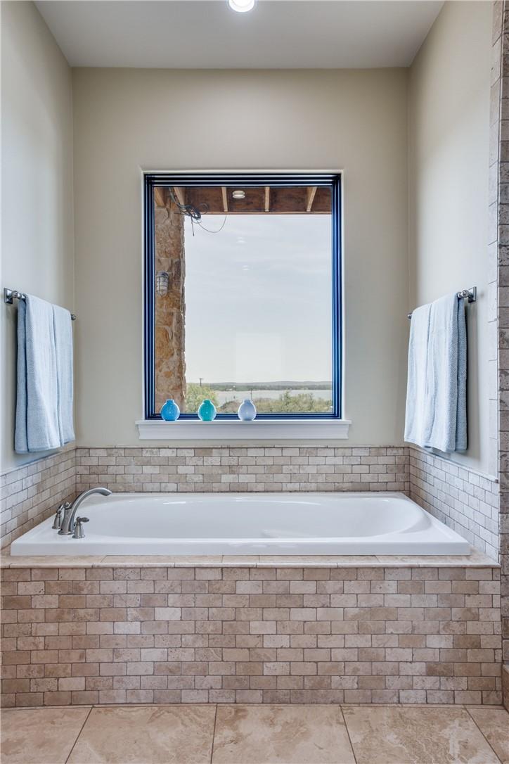 214 Peninsula Dr, Burnet, TX 78611