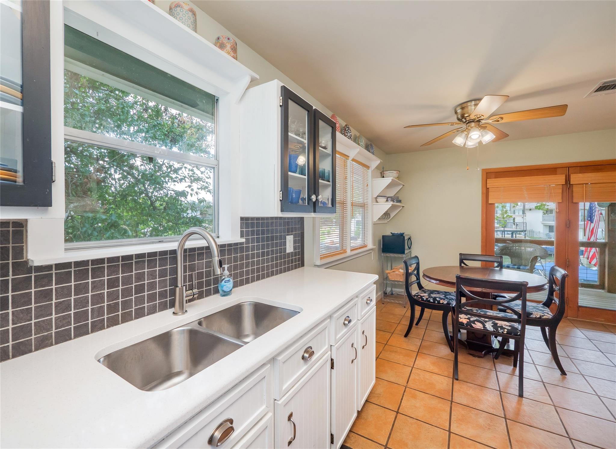 331 Grandview Dr, Horseshoe Bay, TX 78657