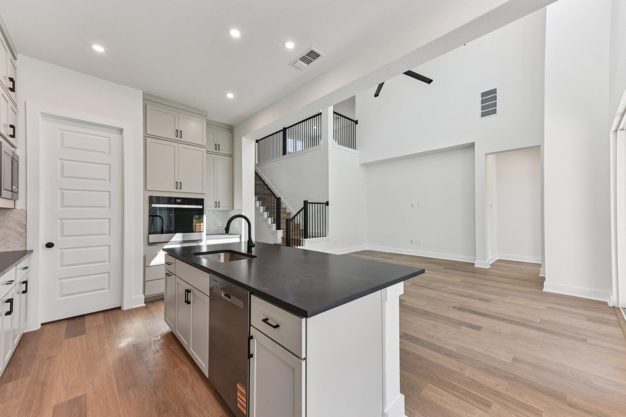 1242 Robin Trl, Round Rock, TX 78681