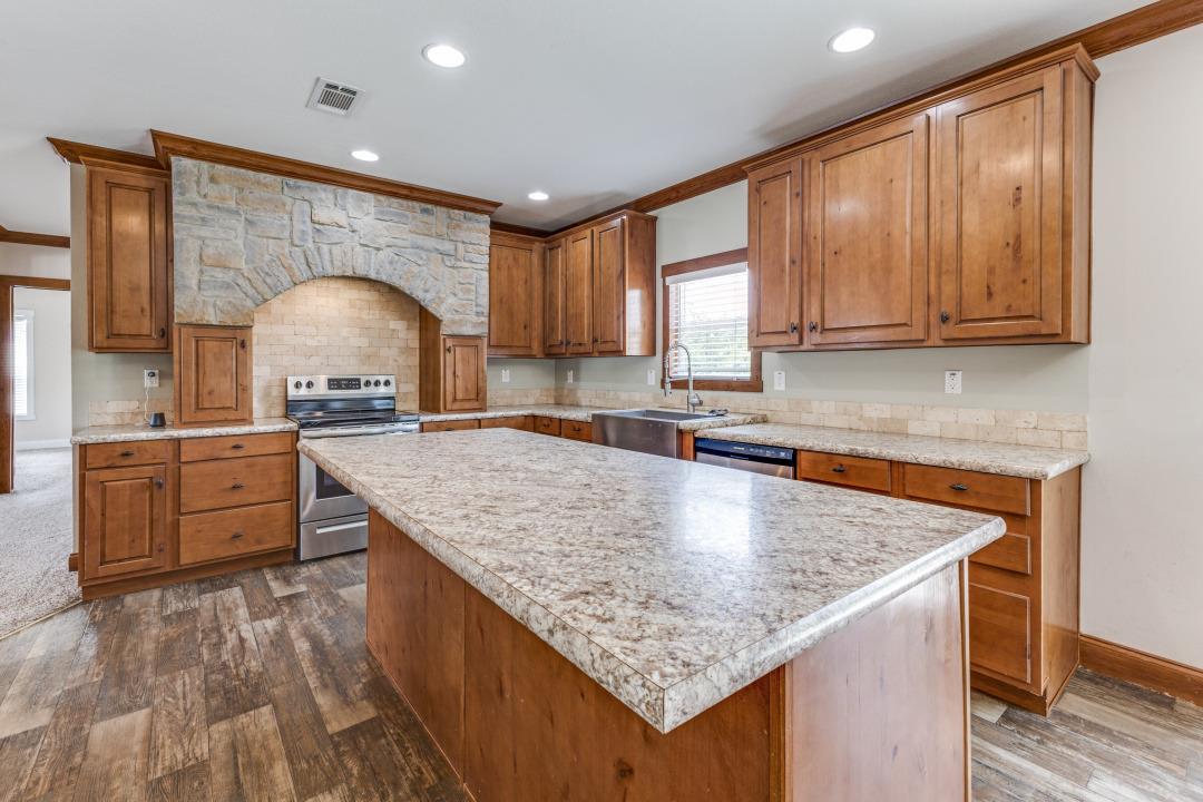 168 River Oaks Dr, Cedar Creek, TX 78612