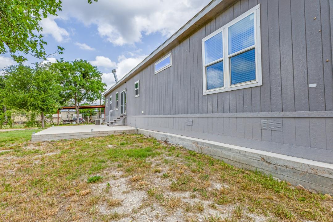 168 River Oaks Dr, Cedar Creek, TX 78612